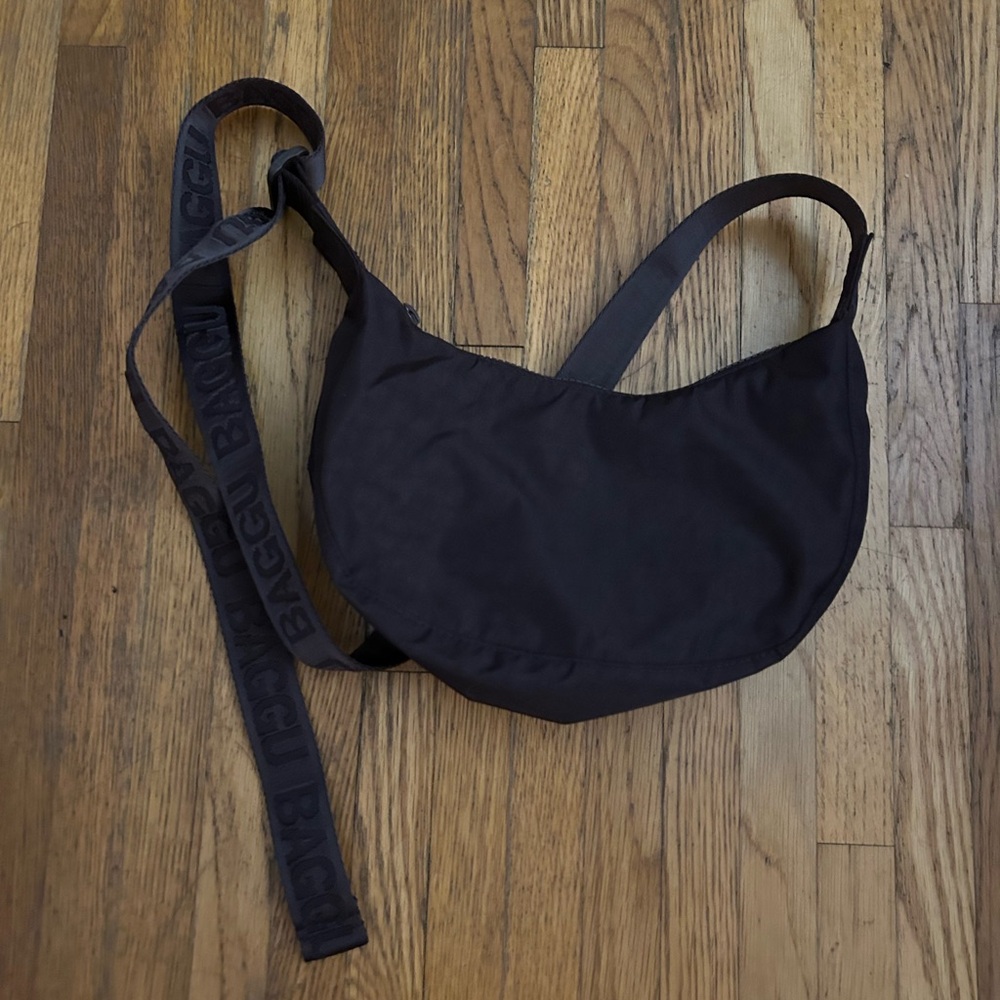 BAGGU SMALL CRESCENT BAG CHOCOLATE PLUM